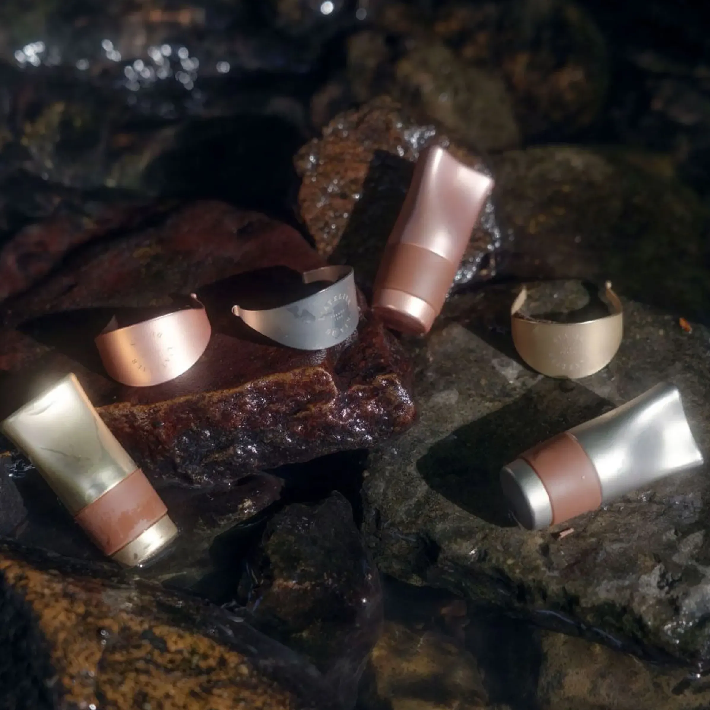 Bouchon Les Bijoux Marron Metal / 3 Bouchons Conservation + 3 Anneaux Anti-Goutte Dans Etui Cuir - L'Atelier Du Vin