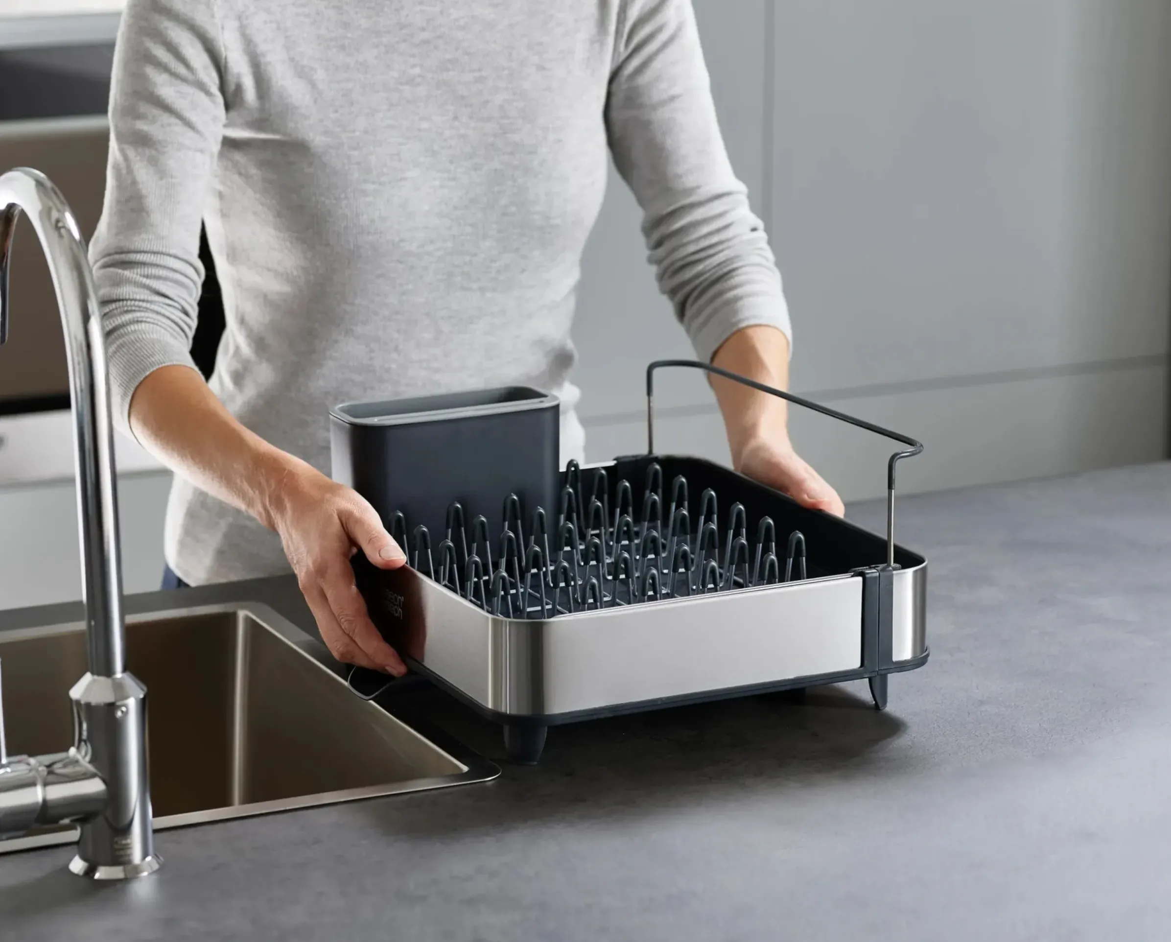Egouttoir A Vaisselle Extensible Extend Steel Plastique Gris Metal / L 32 A 52.7 X P 36,4 Cm - Inox / Evacuation De L'Eau - Joseph Joseph