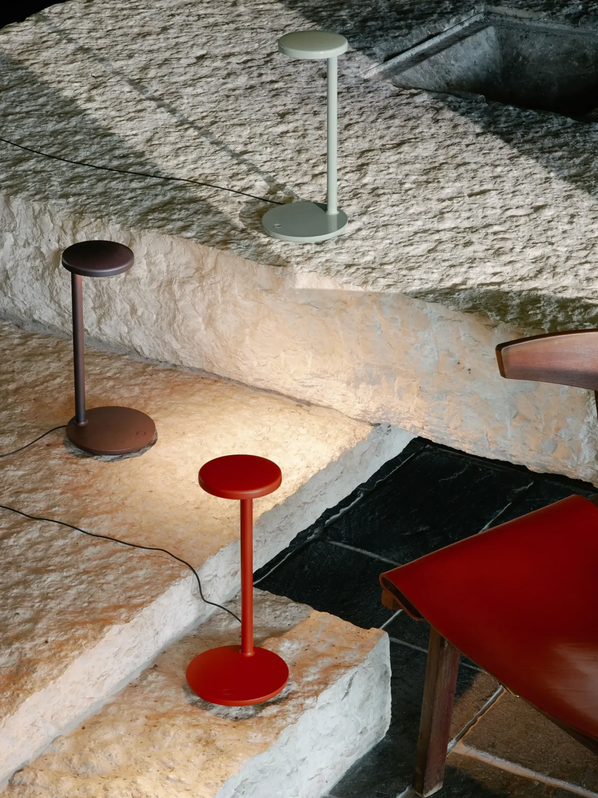 Lampe De Table Oblique Qi Led Metal Rouge Orange / Prise Usb-C Et Chargeur A Induction - Flos