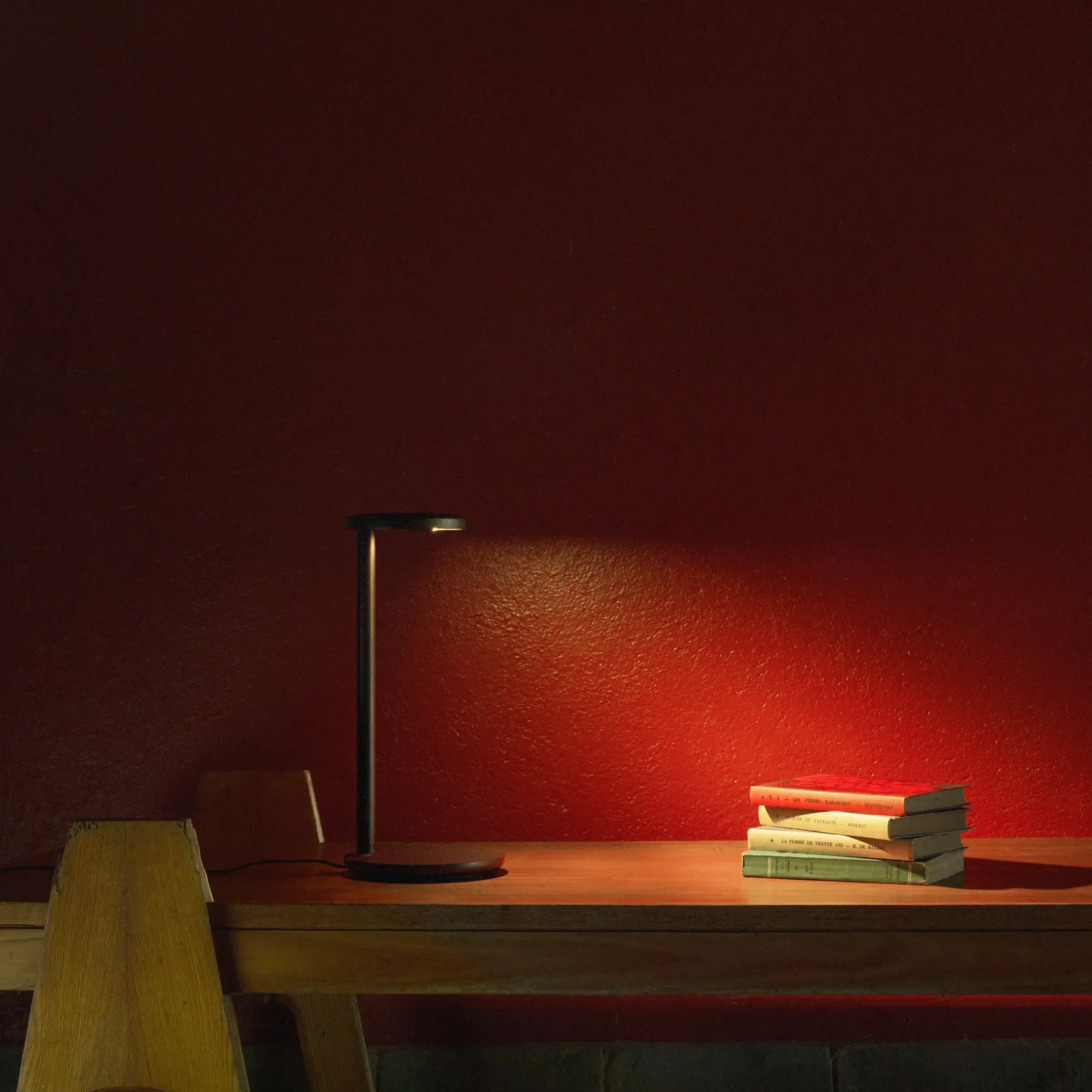 Lampe De Table Oblique Qi Led Metal Rouge Orange / Prise Usb-C Et Chargeur A Induction - Flos