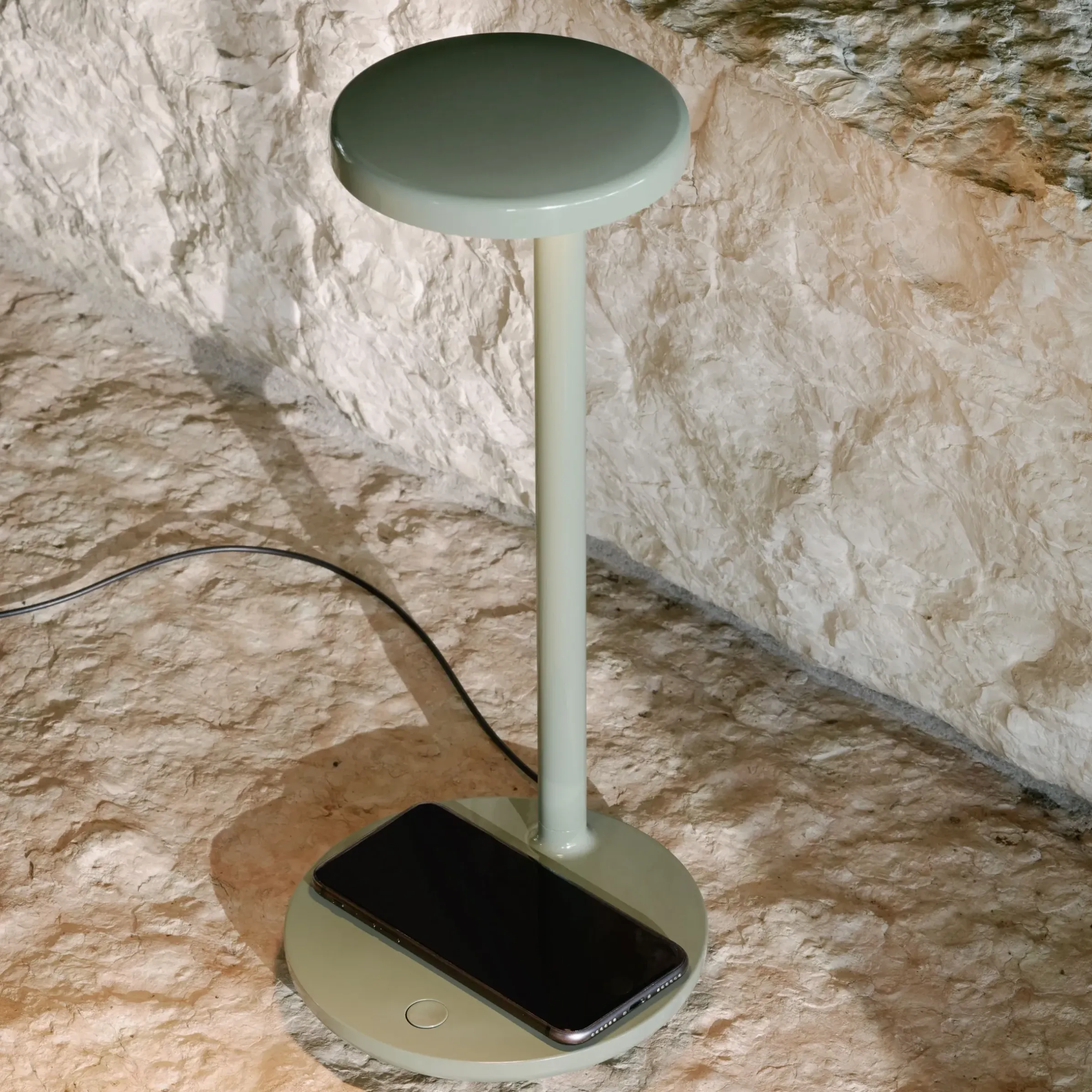 Lampe De Table Oblique Qi Led Metal Rouge Orange / Prise Usb-C Et Chargeur A Induction - Flos