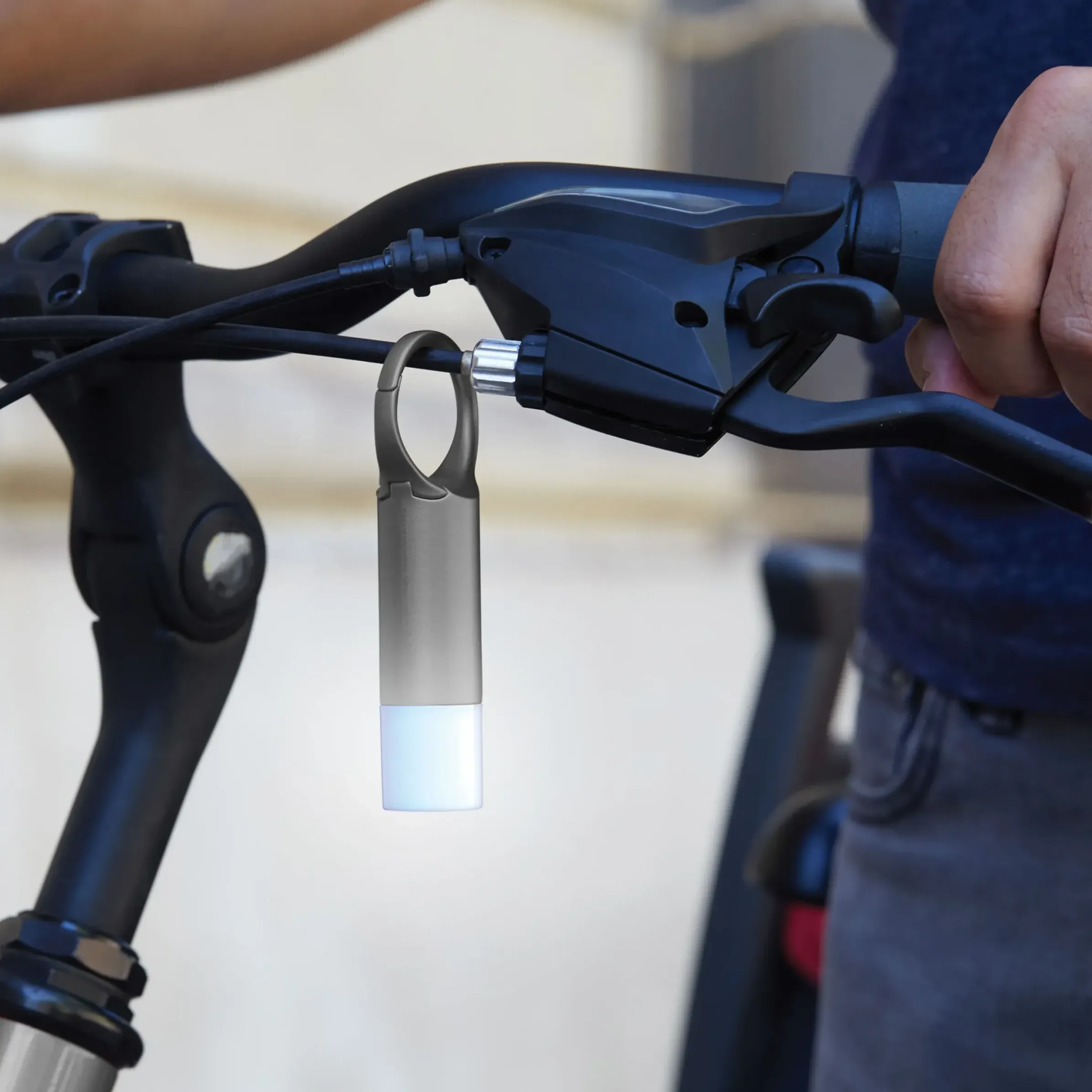 Lampe Led De Signalisation Nomaday Flash Metal / Mousqueton - Lumiere Visible Jusqu’A 200M / Recharge Usb - Lexon