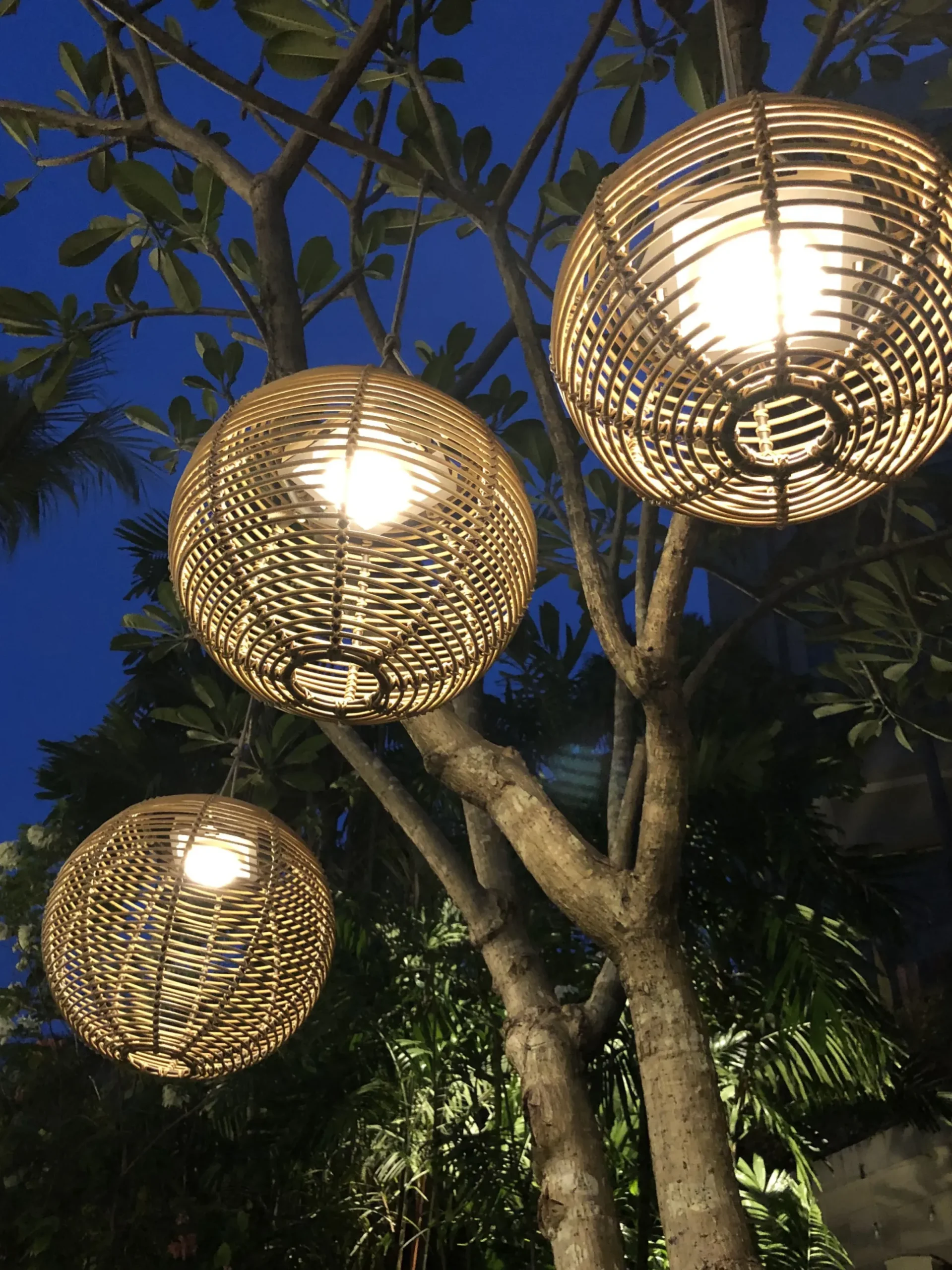 Lampe Solaire D'extérieur La Lampe Paillote Sphere Plastique Bois / Medium O 40 Cm / Hybride Et Connectee (Solaire + Dock Usb) - Maiori