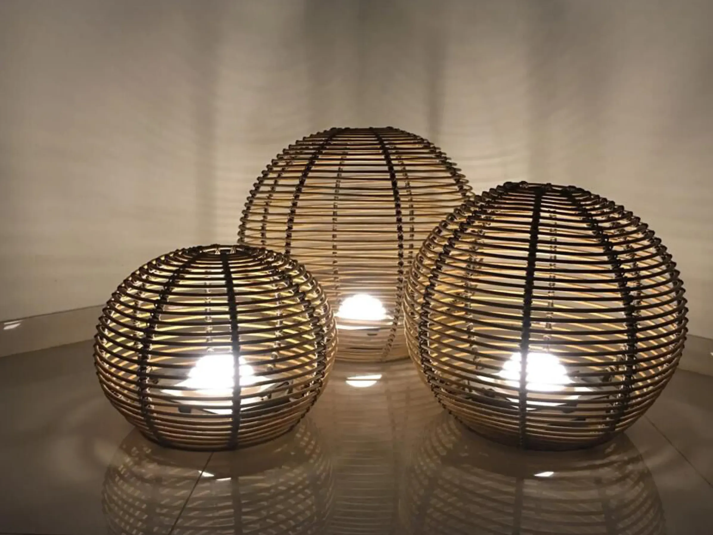 Lampe Solaire D'extérieur La Lampe Paillote Sphere Plastique Bois / Medium O 40 Cm / Hybride Et Connectee (Solaire + Dock Usb) - Maiori