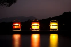 Lampe Solaire D'extérieur La Lampe Petite Led Metal Tissu Orange Noir Tissu Orange / Hybride & Connectee - Structure Charbon - Maiori