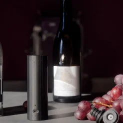 Pompe A Vide D'Air Electrique Gard'Vin On/Off Power Metal / + 3 Bouchons - Recharge Usb - L'Atelier Du Vin